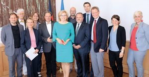 Das Gruppenfoto zeigt Bundeslandwirtschaftsministerin Julia Klöckner mit den Projektpartnern des Verbundprojekts „Emissions-Minderungsmaßnahmen (EmiMin)“ in Rinder- und Schweineställen. 