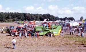Zahlreiche Besucher drängen sich bei der Feldvorführung um die verschiedenen Kartoffelerntemaschinen.