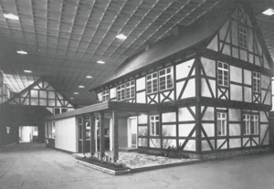 Mit einem Umbauhof in Originalgröße präsentiert sich die „Arbeitsgemeinschaft Landwirtschaftliches Bauen e.V.“ 1964 auf der "Grünen Woche" in Berlin. 