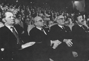 Im Staatstheater Darmstadt versammeln sich zahlreiche Festgäste: In der ersten Reihe mit dabei: Prof. Dr. Dr. h.c. Erwin Reisch, Min.-Dir. Prof. Ludwig Pielen, Dr. Tassilo Tröscher und Constantin Freiherr von Heeremann. 