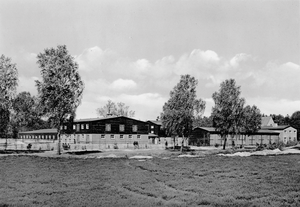 Das Bild zeigt die Außenansicht der Gebäude des Esso-Hofes in Dethlingen mit einer Wiese und Bäumen umgeben.