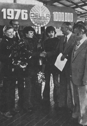 Der KTBL-Hauptgeschäftsführer Dr. Hans-Georg Hechelmann überreicht Junglandwirt Reinhard Baumhögger in Kreise weitere Teilnehmer ein Geschenk unter dem Jubiläumsbanner mit der Aufschrift „1976 – Deula – 1.000.000“.