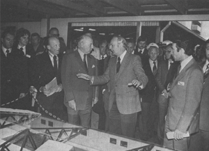 Bundespräsident Walter Scheel spricht am KTBL-Stand vor einem Ferkelstall-Modell mit Mitarbeitern und Standbesuchern.