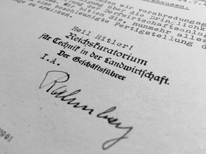 Auf dem Dokument des Reichskuratoriums für Technik in der Landwirtschaft steht – wie damals üblich – „Heil Hitler!“ über der Unterschrift. 