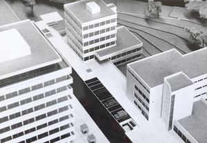 Das Bild zeigt das Architektenmodell der Geschäftsstelle mit angrenzenden Gebäuden aus der Vogelperspektive.