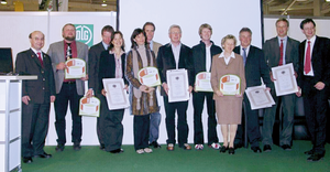 Die Sieger im Modellvorhaben „Landwirtschaftliche Biogasanlagen“ haben sich mit ihren Urkunden zum Gruppenbild versammelt. 