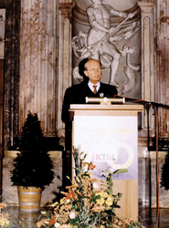 Bundeslandwirtschaftsminister Jochen Borchert steht am Rednerpult im Festsaal der Würzburger Residenz.