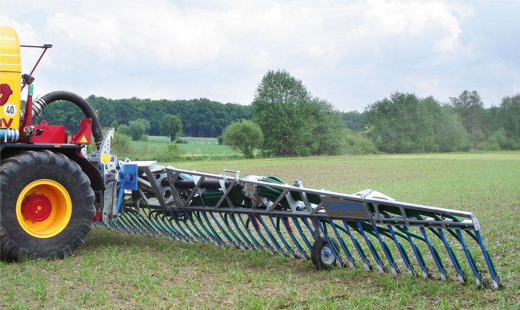 Gülleausbringung - © KTBL, S. Wulf Gerät zur Gülleausbringung auf dem Feld an Traktor angehängt