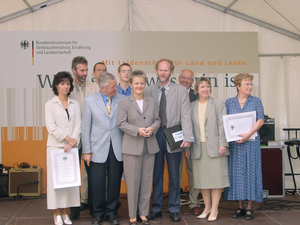 Das Gruppenfoto zeigt die Bundeslandwirtschaftsministerin Renate Künast umgeben von den Preisträgern. 