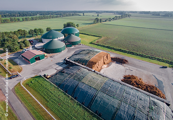 Biogasanlage - © www.stock.adobe.com | Countrypixel Lustbildaufnahme - Biogasanlage