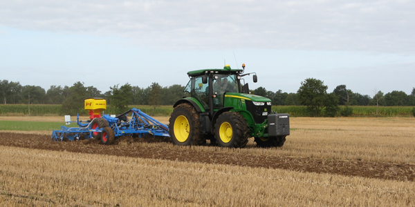 Traktor auf Acker Traktor auf Acker
