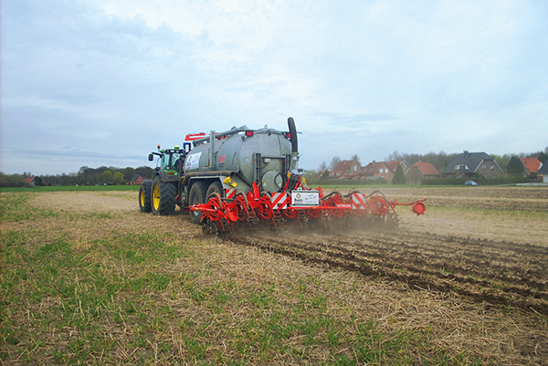 Strip-till © S. Kupke Feld mit Traktor und angehängter Egge zur Streifenbodenbearbeitung